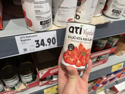 Konzervovaná rajčata v supermarketu