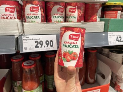 Konzervovaná rajčata v supermarketu