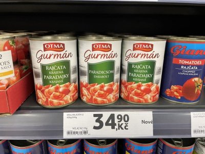 Konzervovaná rajčata v supermarketu