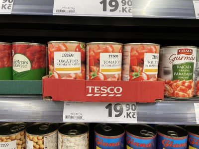 Konzervovaná rajčata v supermarketu