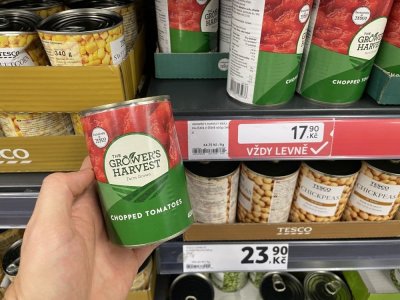 Konzervovaná rajčata v supermarketu
