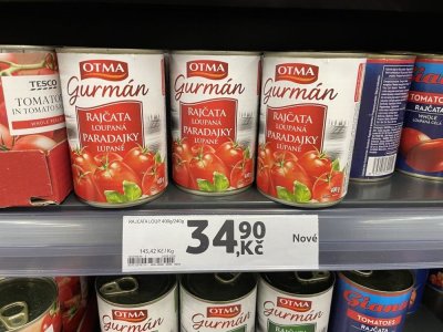 Konzervovaná rajčata v supermarketu