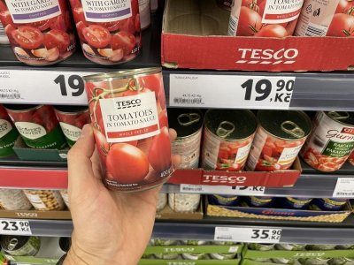 Konzervovaná rajčata v supermarketu