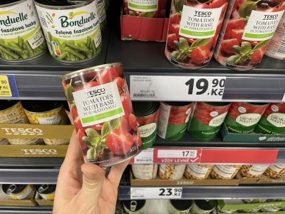 Konzervovaná rajčata v supermarketu