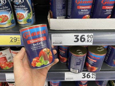 Konzervovaná rajčata v supermarketu