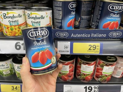 Konzervovaná rajčata v supermarketu