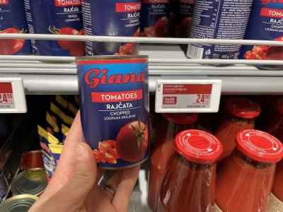 Konzervovaná rajčata v supermarketu
