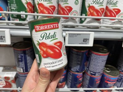 Konzervovaná rajčata v supermarketu