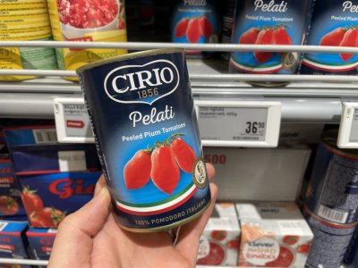 Konzervovaná rajčata v supermarketu