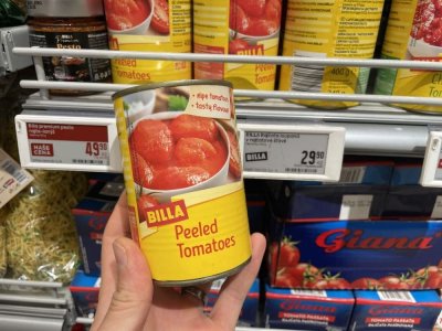 Konzervovaná rajčata v supermarketu