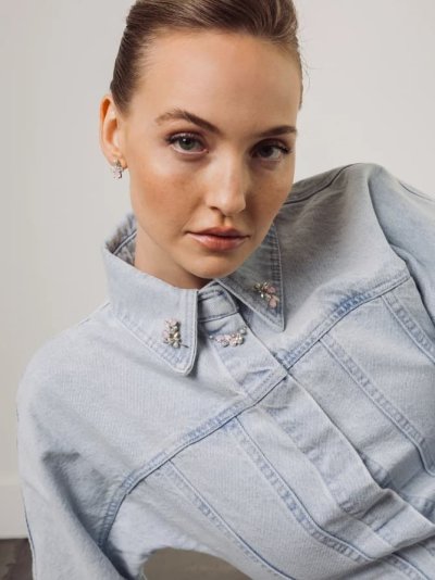 Modelka v džínové košili s brožemi