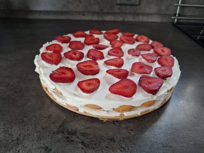 Nepečený piškotový dort s jahodami