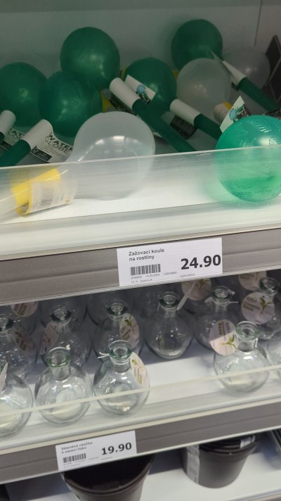 Regál se zavlažovači