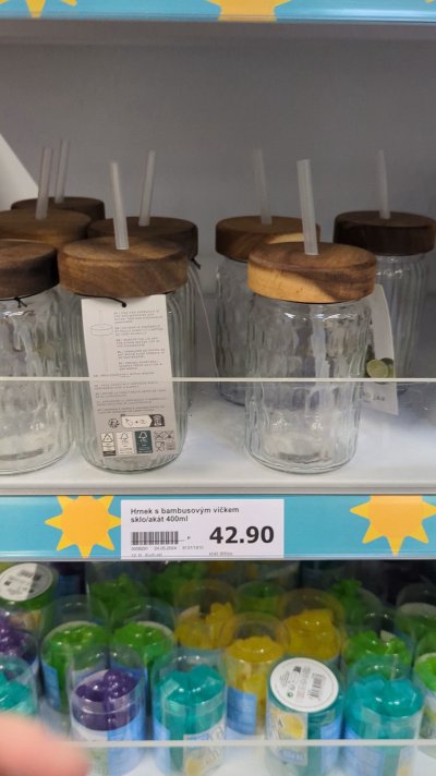 Skleněné lahve v regálu