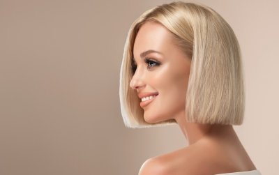 Blond žena s mikádem