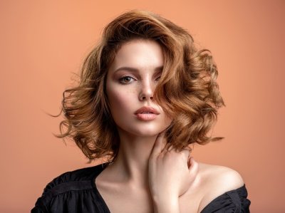 Žena s kudrnatým mikádem