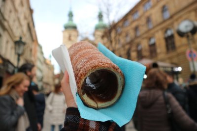 Trdelník v ubrousku a vymazaný zevnitř nutellou