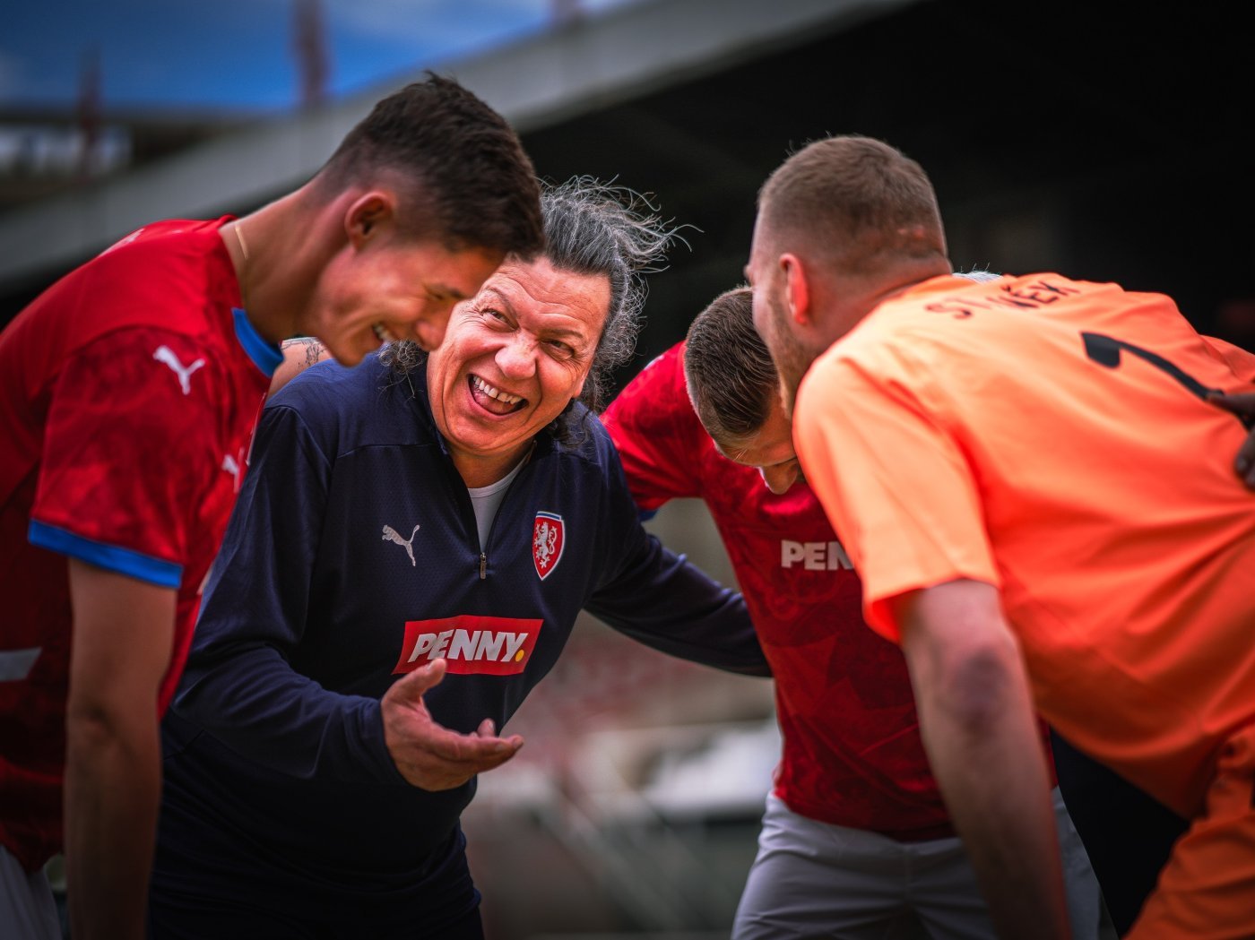 Richard Genzer se radí s fotbalisty v červených dresech