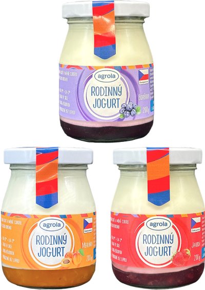 Tři skleničky jogurtů s různými příchutěmi