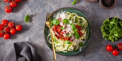 Cuketové těstoviny s rajčatovou omáčkou, bazalkou a parmazánem