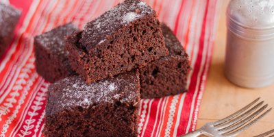 Cuketový perník nakrájený na kostky, vidlička