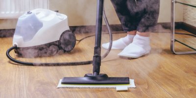 Čištění podlahy pomocí parního vysavače