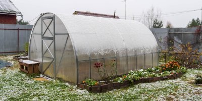 Zasněžený skleník na zahradě