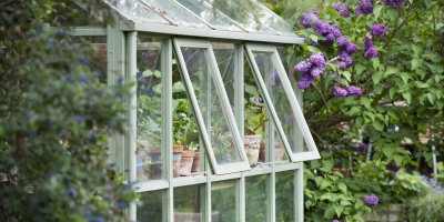 Skleník se dvěma otevřenými okny