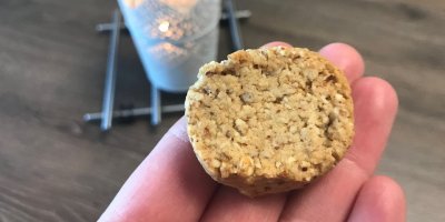 Domácí ořechová sušenka na dlani