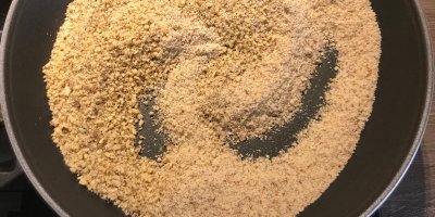 Pražení ořechů na pánvi 