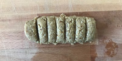 Těsto na domácí ořechové sušenky na dřevěném vále 