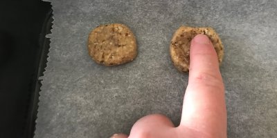 Domácí ořechové sušenky na pečicím papíru 