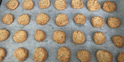 Domácí ořechové sušenky na pečicím papíru 