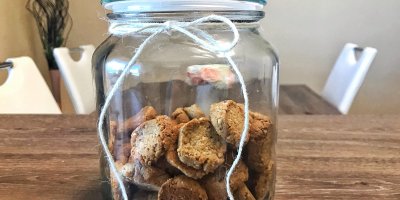 Domácí ořechové sušenky v dóze