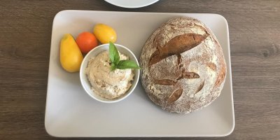 Co takhle dát si na snídani kváskový snídaňový chléb se škvarkovou pomazánkou a rajčátky?