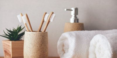 Zubní kartáčky ve skleněném pohárku