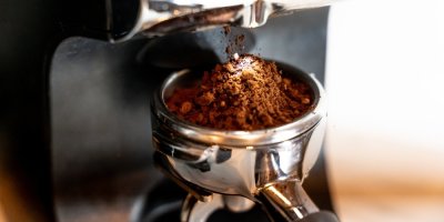 Mletá káva v nádobce kávovaru