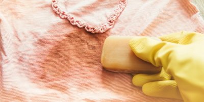 Odstraňování skvrny s pomocí mýdla