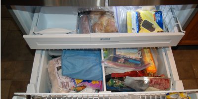 Mrazák plný rozličných potravin