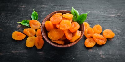 Sušené meruňky v misce a vedle ní