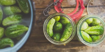 Nakládání okurek v zavařovací sklenici