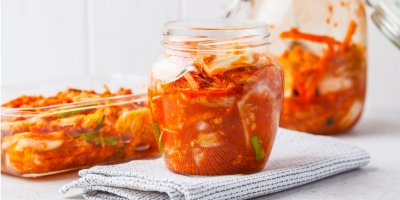 Kimchi ve sklenici a v pozadí i ve skleněné zapékací míse