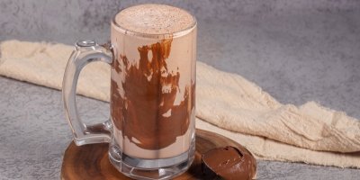 Sklenice se zbytky Nutelly a čokoládovým mlékem