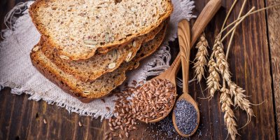 Celozrnný chléb a lžíce se semínky