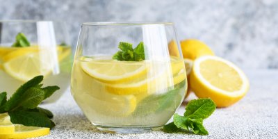 Sklenice vody s citronem a mátou