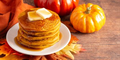 Dýňové lívance přelité sirupem a pokladené máslem