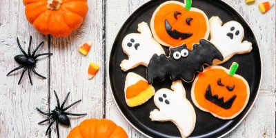 Pár sušenek ve tvaru duchů, dýní a pavouků 