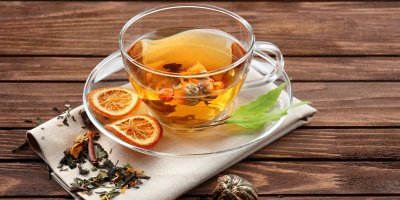 Šálek čaje na dřevěném stole