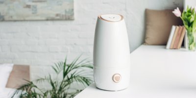 Zvlhčovač vzduchu na okením parapetu