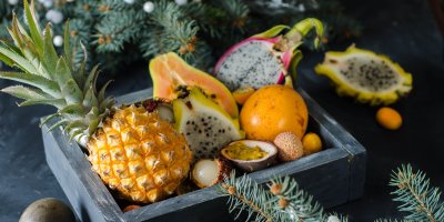 Bedýnka, ve které je papája, liči, mučenka, miniananas, pitahaya, kumquat a kaki